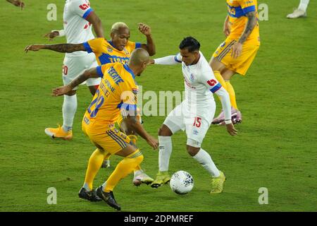 I giocatori di Orlando, Florida, USA Tigres UANL e CD Olimpia lottano per la palla durante la Semifinale di CONCACAF. (Photo Credit: Marty Jean-Louis/Alamy Live News Foto Stock