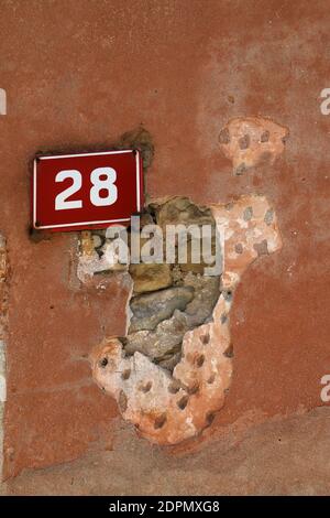 Muro danneggiato di un vecchio edificio Foto Stock