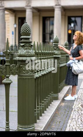 Fence storico al Monumento Equestre di Old Fritz Unter Den Linden a Berlino Foto Stock