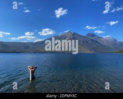 Un giovane si avventua sul lago McDonald nel Glacier National Park, MT. Foto Stock