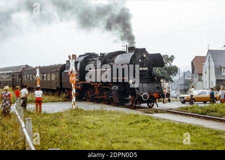 Guarda il treno con la locomotiva a vapore 65 1049 in un viaggio speciale a UN passaggio di livello a Plaue nel settembre 1979, Turingia, GDR, Germania, EUR Foto Stock