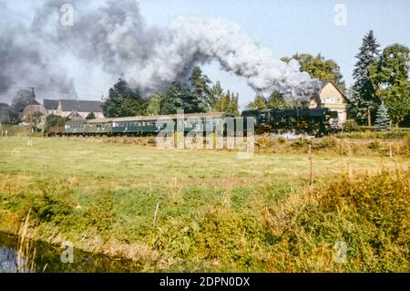 Locomotiva a vapore 52 4817 con un treno passeggeri in un viaggio speciale vicino a Cunewalde nell'ottobre 1979, Sassonia, Germania, Europa Foto Stock