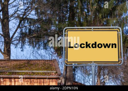 Un cartello con il nome di un luogo con il blocco dell'iscrizione Foto Stock