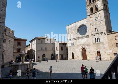 bevagna, italia agosto 13 2020:Piazza Centrale del Borgo di Bevagna Foto Stock