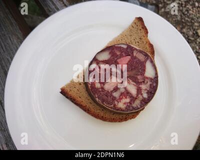 Fetta di salsiccia di sangue sul pane, picnic Foto Stock
