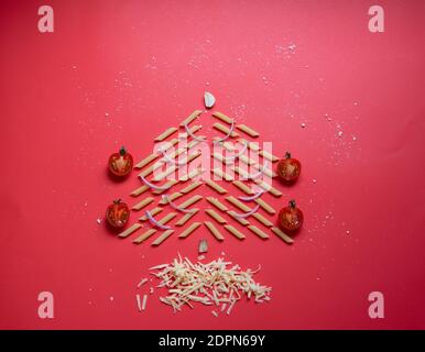 pomodori decorati con l'albero di natale della pasta e neve di formaggio Foto Stock