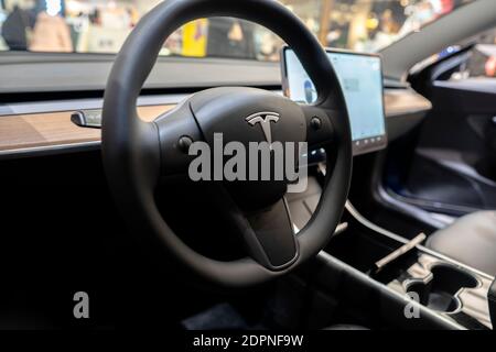 Interno della cabina di guida in un'auto Tesla Model 3 Foto Stock