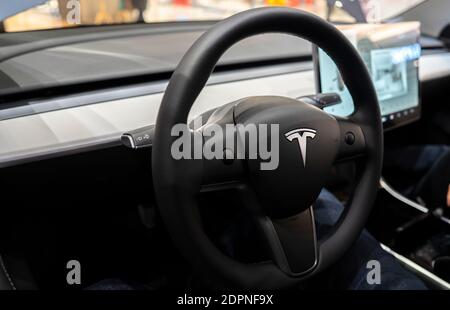 Interno della cabina di guida in un'auto Tesla Model 3 Foto Stock