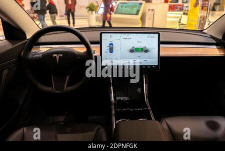 Interno della cabina di guida in un'auto Tesla Model 3 Foto Stock