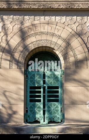 Chicago, Illinois / Stati Uniti - 9 dicembre 2020: La tomba Carrie Eliza Getty dell'architetto Louis Sullivan nel cimitero di Graceland. Foto Stock