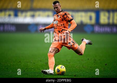 Parma, Italia. 19 dicembre 2020. PARMA, ITALIA - 19 dicembre 2020: Federico Bernardeschi della Juventus FC calcia il pallone durante la Serie A, partita di calcio tra Parma Calcio e Juventus FC. La Juventus FC ha vinto il 4-0 su Parma Calcio. (Foto di Nicolò campo/Sipa USA) Credit: Sipa USA/Alamy Live News Foto Stock