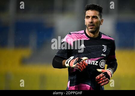 Parma, Italia. 19 dicembre 2020. PARMA, ITALIA - 19 dicembre 2020: Gianluigi Buffon della Juventus FC guarda durante il warm up prima della Serie A partita di calcio tra Parma Calcio e Juventus FC. La Juventus FC ha vinto il 4-0 su Parma Calcio. (Foto di Nicolò campo/Sipa USA) Credit: Sipa USA/Alamy Live News Foto Stock