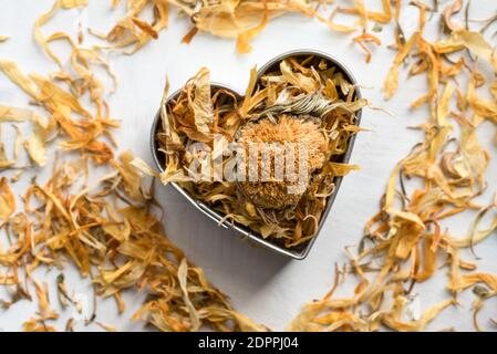 Calendula Fiore secco a forma di cuore Foto Stock