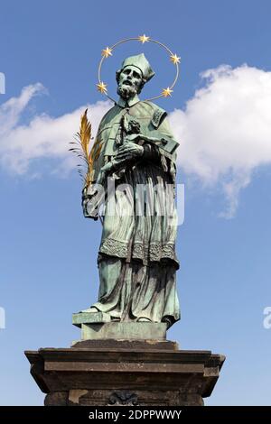 Heiliger Johannes von Nepomuk auf der Karlsbrücke in Prag, Tschechien Foto Stock