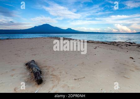 L'Isola di Tabuhan è una destinazione turistica nel distretto di Banyuwangi, Giava Est. Foto Stock