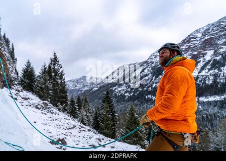 Scalatori di ghiaccio godendo di una giornata all'aperto arrampicandosi su cascate ghiacciate Hyalite Canyon Foto Stock