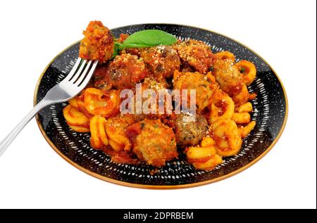 Polpette di manzo e maiale al forno con trulli in pasta pasto di salsa di pomodoro isolato su sfondo bianco Foto Stock