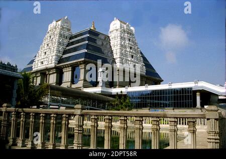 Vista del moderno tempio ISKCON a Bengaluru a Karnataka, India, Asia Foto Stock