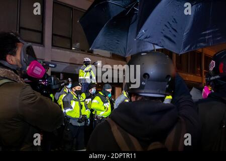 Washington, DC, USA, 19 dicembre 2020. Nella foto: I manifestanti che chiedono giustizia per la morte di Karon Hylton affrontano la polizia alla stazione metropolitana (DC) della polizia 4° distretto. Nel mese di ottobre, la polizia ha concluso Hylton scooter a motore dopo un inseguimento, ferendolo fatalmente. Le inseguimenti della polizia per le violazioni del traffico sono severamente vietate a Washington. In precedenza sono state presentate varie denunce contro l'ufficiale che lo ha colpito, Terrence Sutton. Credit: Alison C Bailey/Alamy Live News Foto Stock