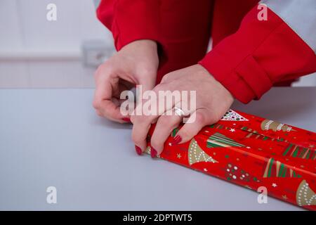 Roma, Italia. 19 dicembre 2020. Alcuni volontari preparano regali da portare alle famiglie povere (Foto di Matteo Nardone/Pacific Press) Credit: Pacific Press Media Production Corp./Alamy Live News Foto Stock