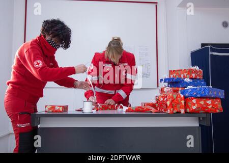 Roma, Italia. 19 dicembre 2020. Alcuni volontari preparano regali da portare alle famiglie povere (Foto di Matteo Nardone/Pacific Press) Credit: Pacific Press Media Production Corp./Alamy Live News Foto Stock