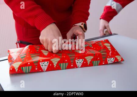 Roma, Italia. 19 dicembre 2020. Alcuni volontari preparano regali da portare alle famiglie povere (Foto di Matteo Nardone/Pacific Press) Credit: Pacific Press Media Production Corp./Alamy Live News Foto Stock