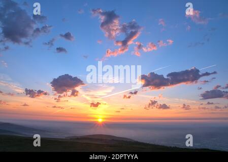 Incredibili colori arancio, rosa e viola di un tramonto estivo sulla città di Dublino vista da Fairy Castle, Dublin Mountains, Irlanda Foto Stock