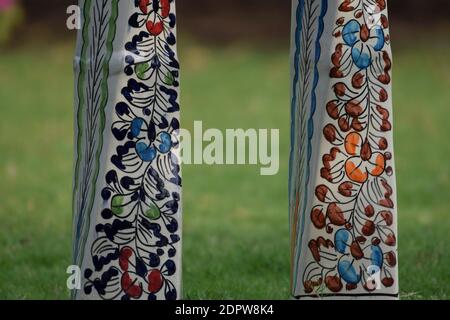 Closeup di porcellana singolo vaso in ceramica. Da jaipur India articolo ornamentale pezzo decorativo. Origine turca-persiana venduta e fabbricata in India. PR floreale Foto Stock