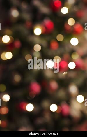 Colorato rosso, giallo e verde albero di Natale bokeh sfondo di luci scintillanti de messo a fuoco Foto Stock