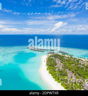 Maldive paradiso scenario. Paesaggio aereo tropicale, mare con lungo molo, ville d'acqua con splendida spiaggia laguna di mare, natura tropicale. Esotico Foto Stock