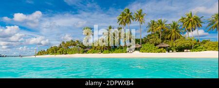 Spiaggia tropicale, Maldive. Il sentiero del molo nella tranquilla isola paradisiaca. Palme, sabbia bianca e mare blu, perfetta vacanza estiva paesaggio vacanza Foto Stock