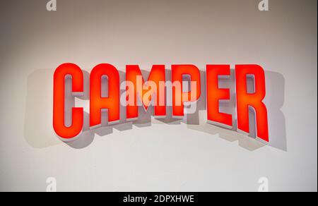 BERLINO - DEC 19: Logotipo CAMPER in negozio di calzature Camper a Berlino, dicembre 19. 2020 in Germania, Camper è un'azienda calzaturiera con sede i Foto Stock