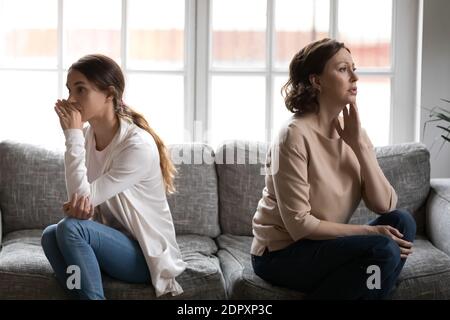 Figlia di ringhnup offesa e madre matura che si ignorano l'un l'altro Foto Stock