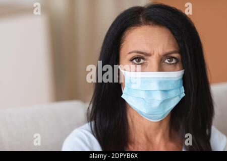Ritratto di donna seria che indossa maschera facciale per prevenire l'infezione Foto Stock