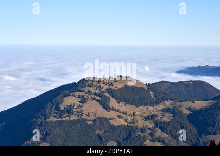 La montagna Eibelkopf con nebbia sullo sfondo Foto Stock