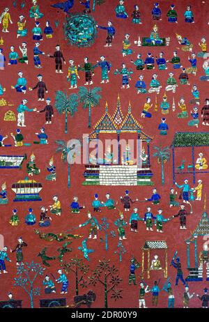 Mosaico in vetro con scene della parabola di Siaosawat, con scene della vita rurale quotidiana, parete esterna della Cappella Rossa, Tempio di Wat Xieng Thong Foto Stock