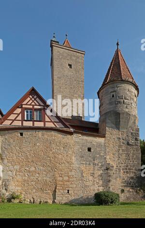 Castello torre e mura della città, Città Vecchia, Rothenburg ob der Tauber, Franconia Centrale, Baviera, Germania Foto Stock