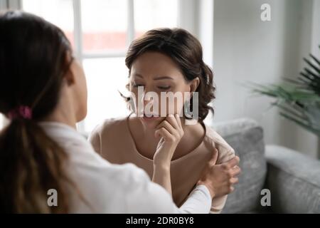 Primo piano la figlia grunnup premurosa conforto madre matura sconvolto Foto Stock