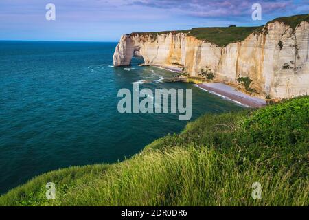 Fantastico paesaggio della costa atlantica. Spiagge pittoresche con mare mozzafiato e alte scogliere, Etretat, Normandia, Francia, Europa Foto Stock