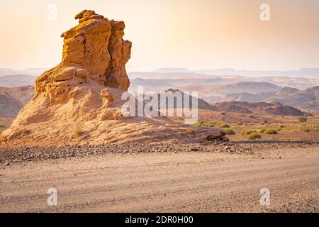 Strada sterrata da Palmwag a Twyfelfontein in Namibia. Foto Stock