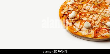 Deliziosa pizza di Philadelphia servita su un piatto di legno, ingredienti salsa Signature, mozzarella, salmone, gamberi, pomodori, salsa Teriyaki, formaggio Filadelfia su bianco. Poster promozionale pizzeria Foto Stock