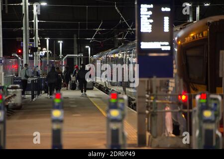 Glasgow, Scozia, Regno Unito. 20 dicembre 2020. Nella foto: Stazione di Glasgow Queen Street. Preso l'ultima Domenica prima di Natale, una scena che normalmente sarebbe occupato con gli acquirenti imballaggio nella stazione, è stato marred di nuovo da COVID19 blocchi e la notizia della scorsa notte che c'è un altro blocco per iniziare questo Boxing Day per 3 settimane. Credit: Colin Fisher/Alamy Live News Foto Stock