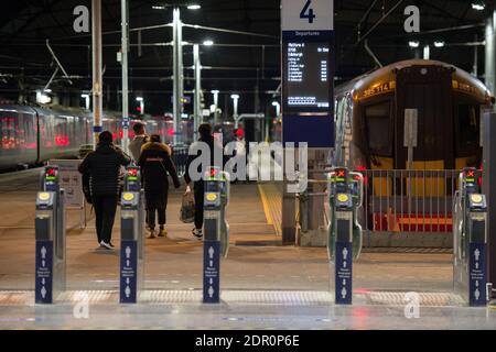 Glasgow, Scozia, Regno Unito. 20 dicembre 2020. Nella foto: Stazione di Glasgow Queen Street. Preso l'ultima Domenica prima di Natale, una scena che normalmente sarebbe occupato con gli acquirenti imballaggio nella stazione, è stato marred di nuovo da COVID19 blocchi e la notizia della scorsa notte che c'è un altro blocco per iniziare questo Boxing Day per 3 settimane. Credit: Colin Fisher/Alamy Live News Foto Stock