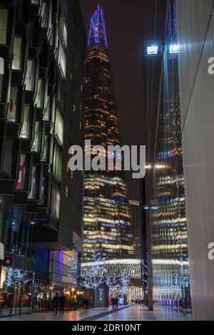 The Shard con speciali luci a guglia che illuminano lo skyline di Londra. Foto Stock