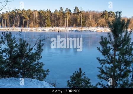 Pattinaggio sul ghiaccio sul primo ghiaccio sul fiume Talka a Ivanovo, Russia. Foto Stock