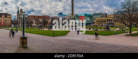 7 Marzo 2020, Stoccarda, Germania - Vista dal Castello nuovo (Neues Schloss) in Piazza Caste (Schlossplatz) giorno nuvoloso, molti turisti. Foto Stock