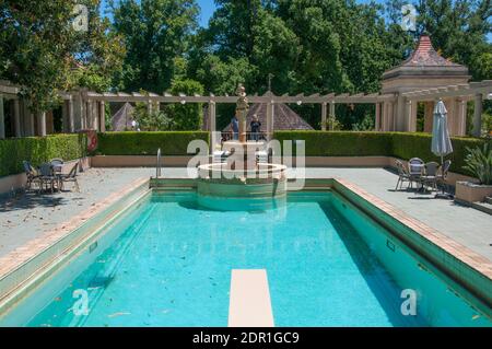 Piscina in stile hollywoodiano degli anni '30 presso Rippon Lea House & Gardens, Elsternwick, Victoria, Australia Foto Stock