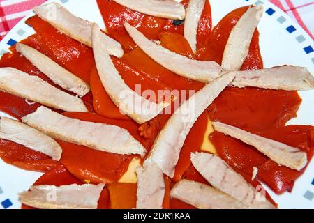 Pancia di tonno con insalata di peperoni rossi Foto Stock