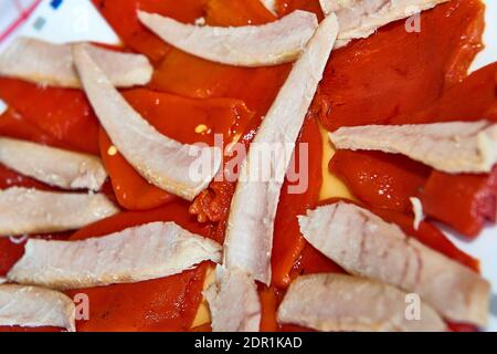Pancia di tonno con insalata di peperoni rossi Foto Stock