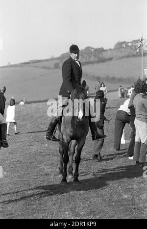 Regno Unito, Inghilterra, Devonshire, Buckfastleigh, 1972. Le gare Point-to-Point si sono svolte a Dean Court sulle paludi Dean, vicino alla A38 tra Plymouth ed Exeter. Un membro della caccia locale cavalcare il suo cavallo. Foto Stock